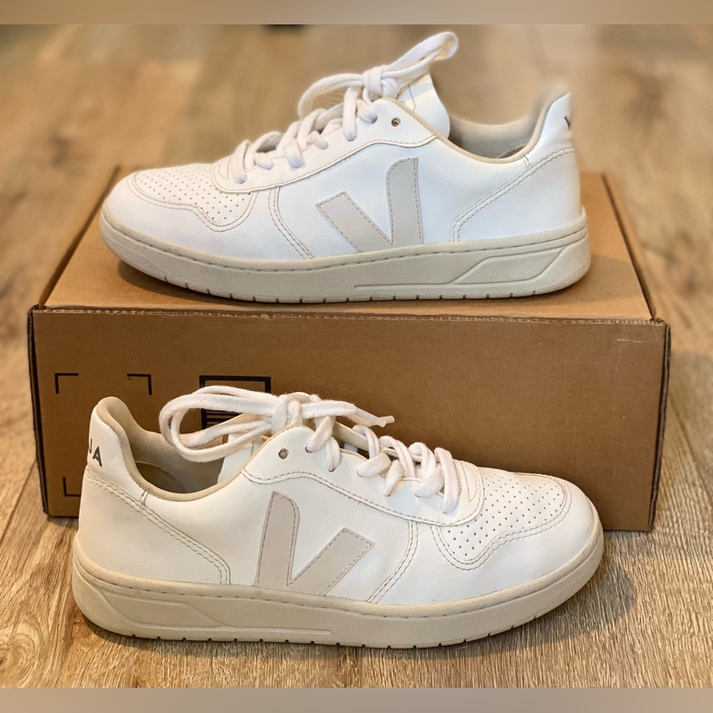 Veja V-10 CWL Sneakers US Women 8/Men 6 EUR 39 MSRP $170 Full White